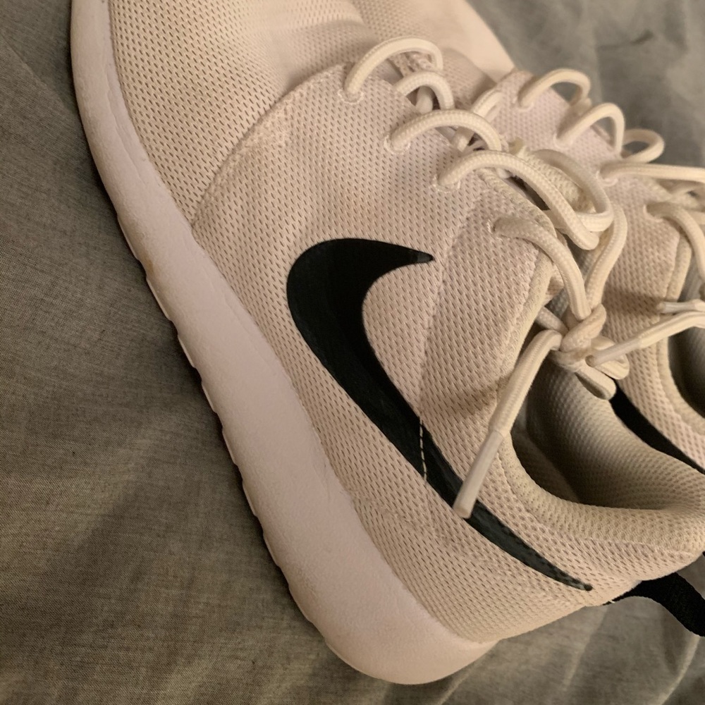 COPY - Nike rouche white shoes - Picture 3 of 5